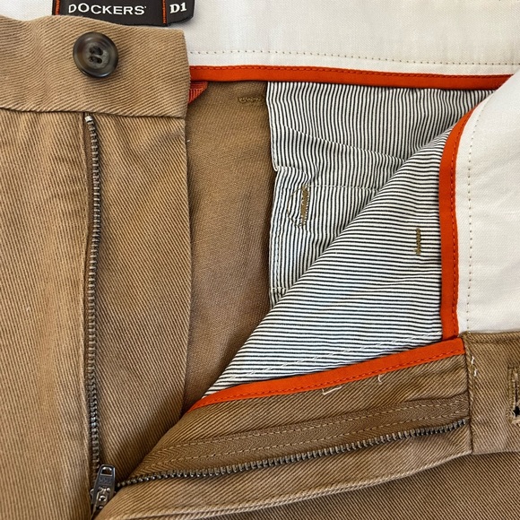 Dockers D1 Slim Fit Mens Chinos Trousers Tan W34 L32 Flat Front Zip Fly NEW - Picture 3 of 9